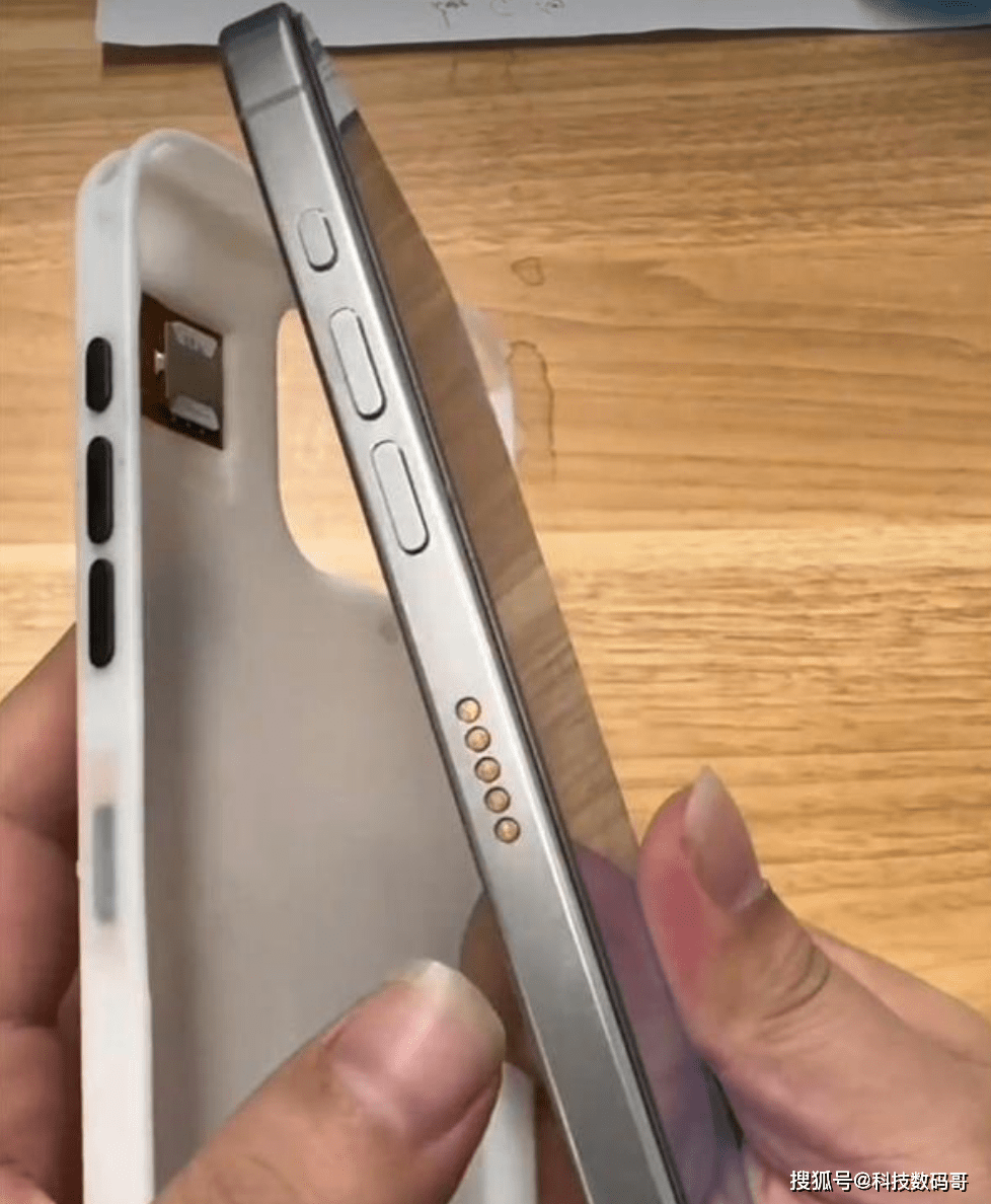 美版iPhone15遭破解，华强北打造“苹果皮”，外置手机卡也能用！