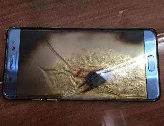 苹果耳机炸了新闻苹果耳机一个响一个不响-第2张图片-亚星游戏官网